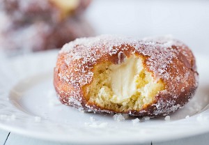 vanilla-cream-filled-doughnuts-27-600-1